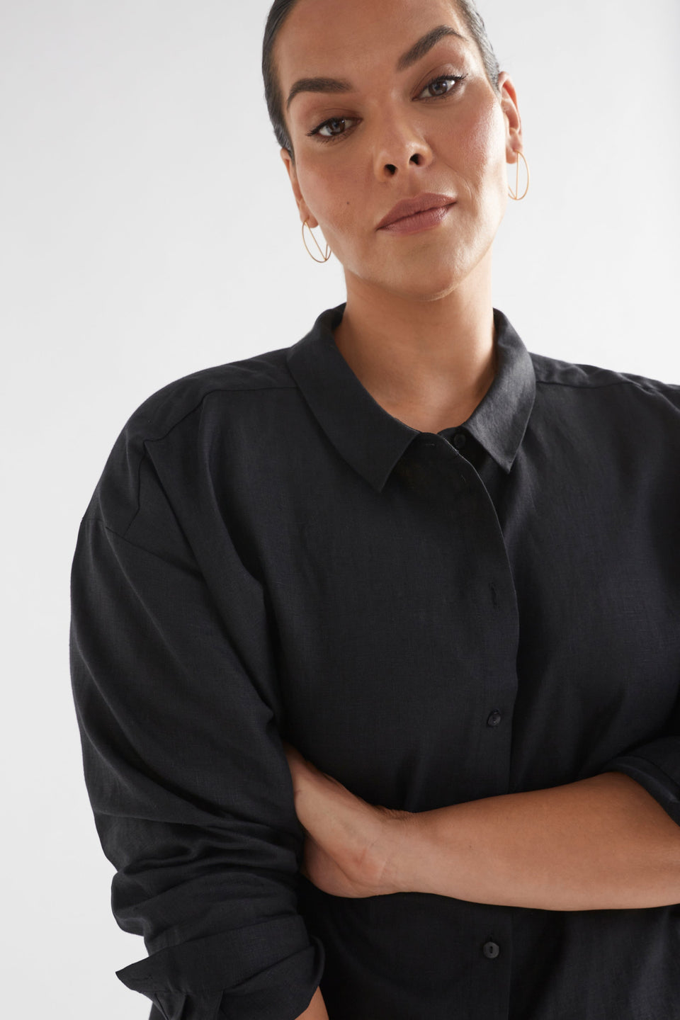 Yenna French Linen Shirt Model Front Close Curve | BLACK