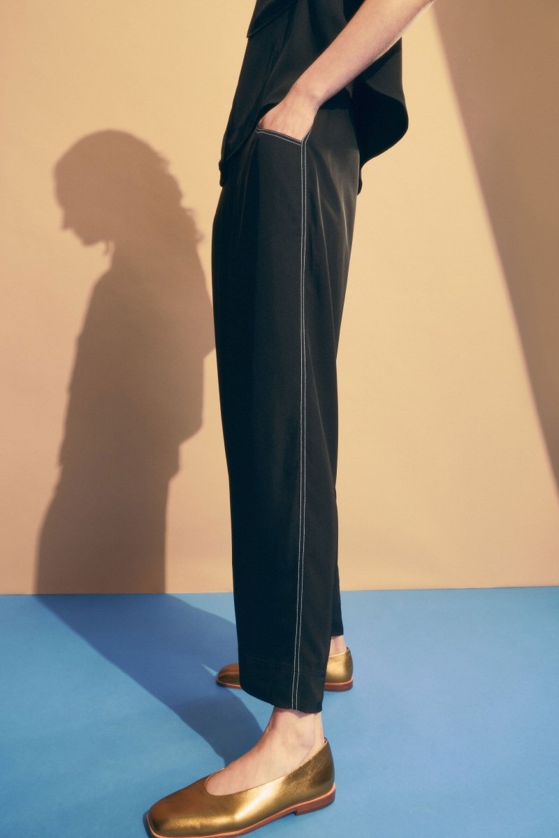 Hullu Mid Rise Contrast Top-Stitch Straight Leg Pant campaign Model Front | BLACK