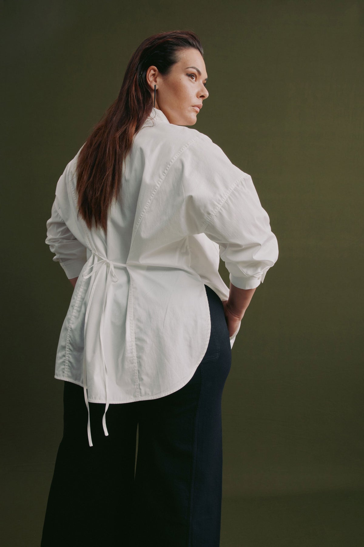 Tiga Organic Cotton Back Pleat and Tie Detail Shirt Model Curve Campaign Back Detail | WHITE