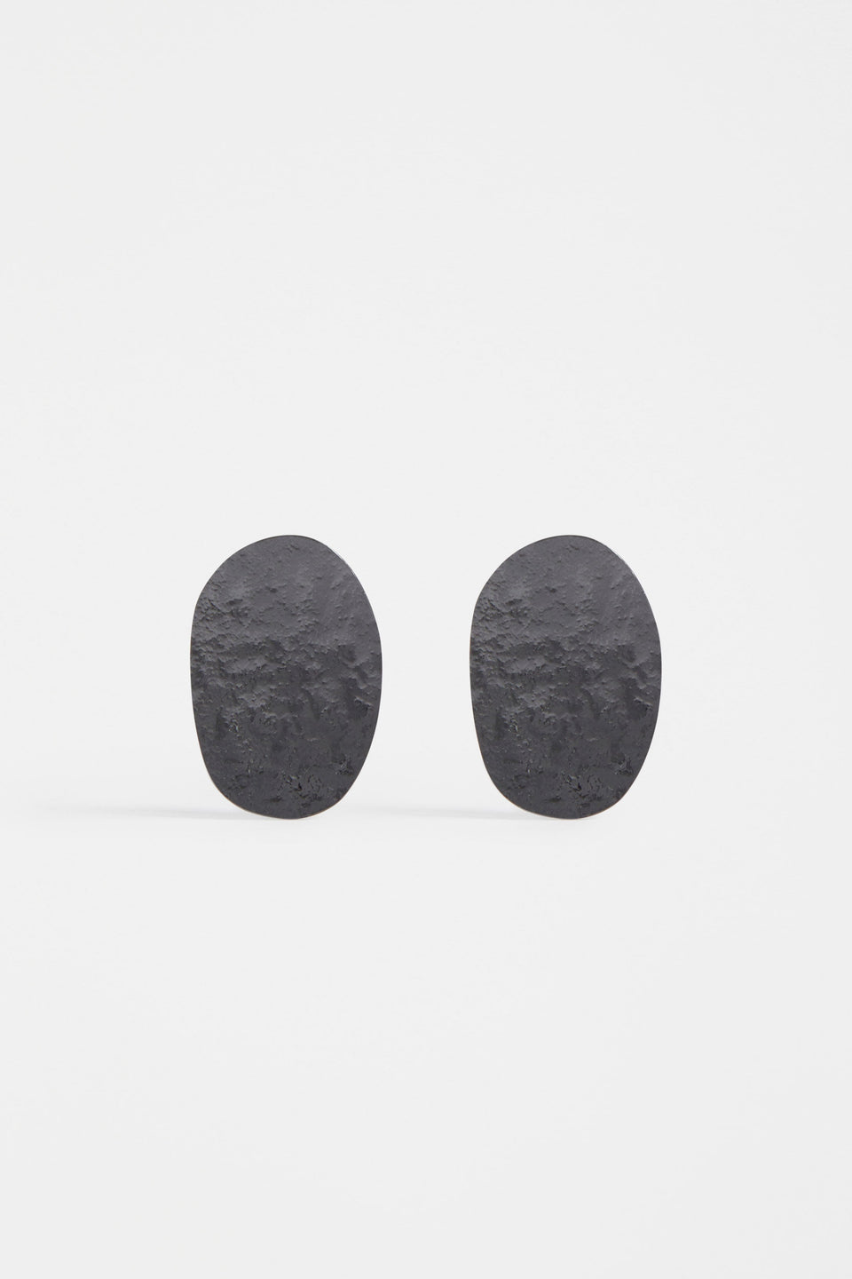 Gild Hammered Texture Oval Disc Stud Earring | GUNMETAL