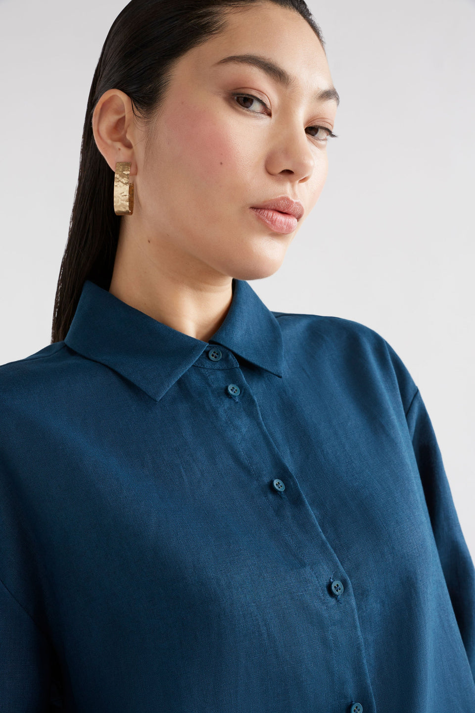 Gild Large Hammered Texture Metal Hoop Earring model | GOLD