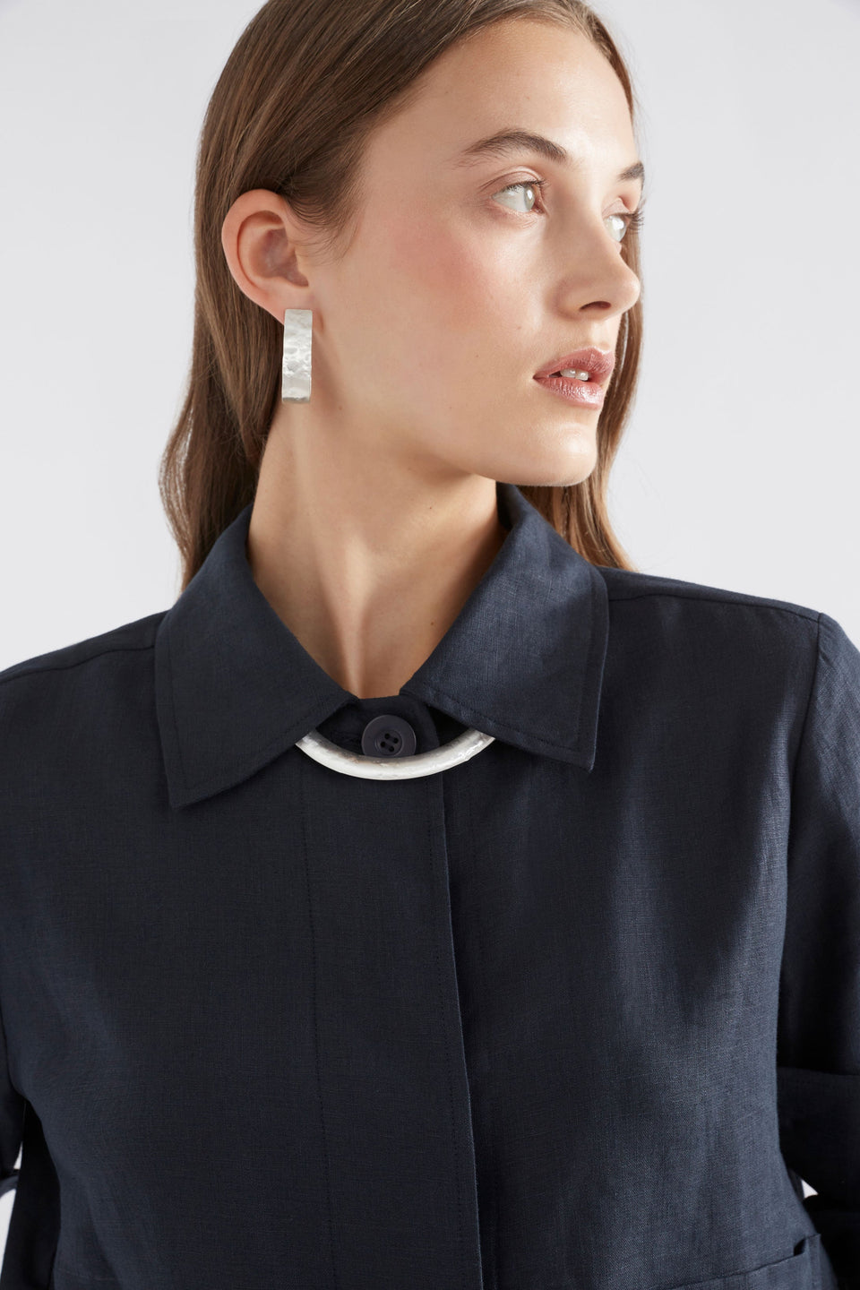 Gild Large Hammered Texture Metal Hoop Earring Model | SILVER