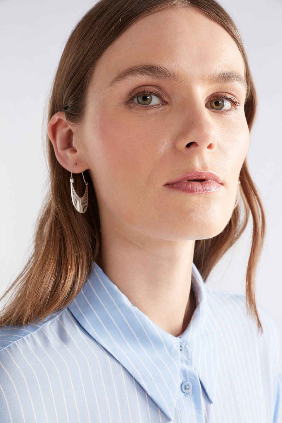 Solsken Small Oblong Sunray Cut-out Hoop Earring Model | SILVER