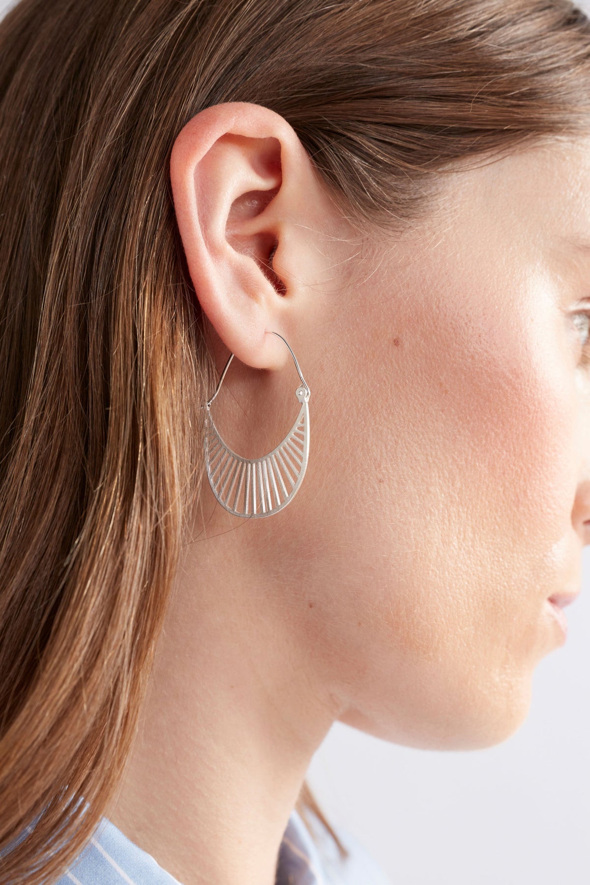 Solsken Small Oblong Sunray Cut-out Hoop Earring Model | GREEN MOSS