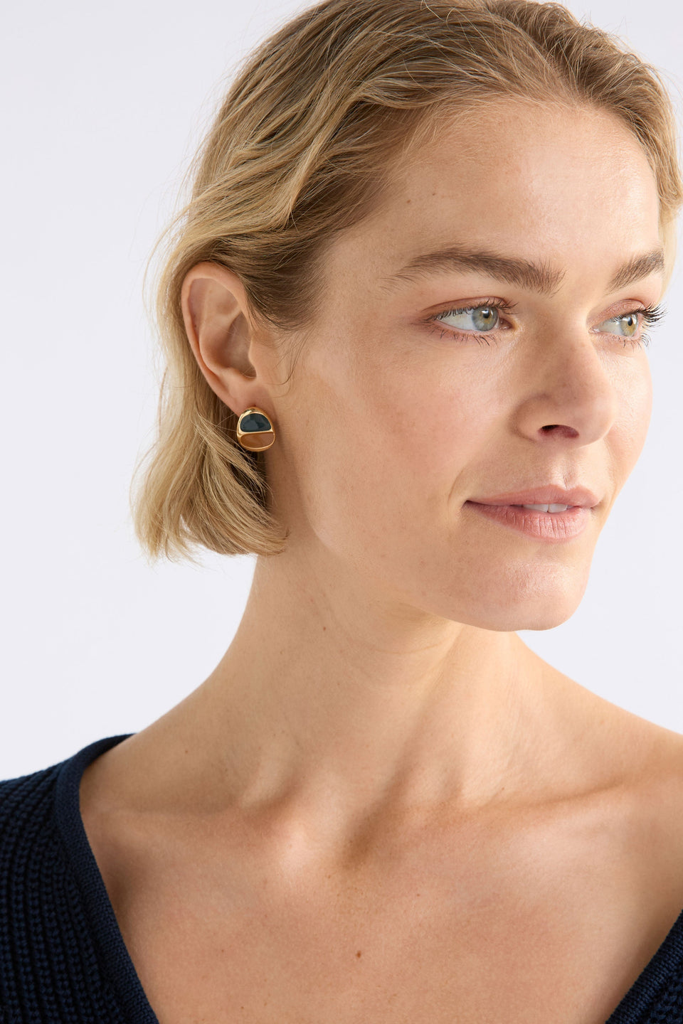 Ter Coloured Enamel Oval Stud Earring Navy and brown model | GOLD