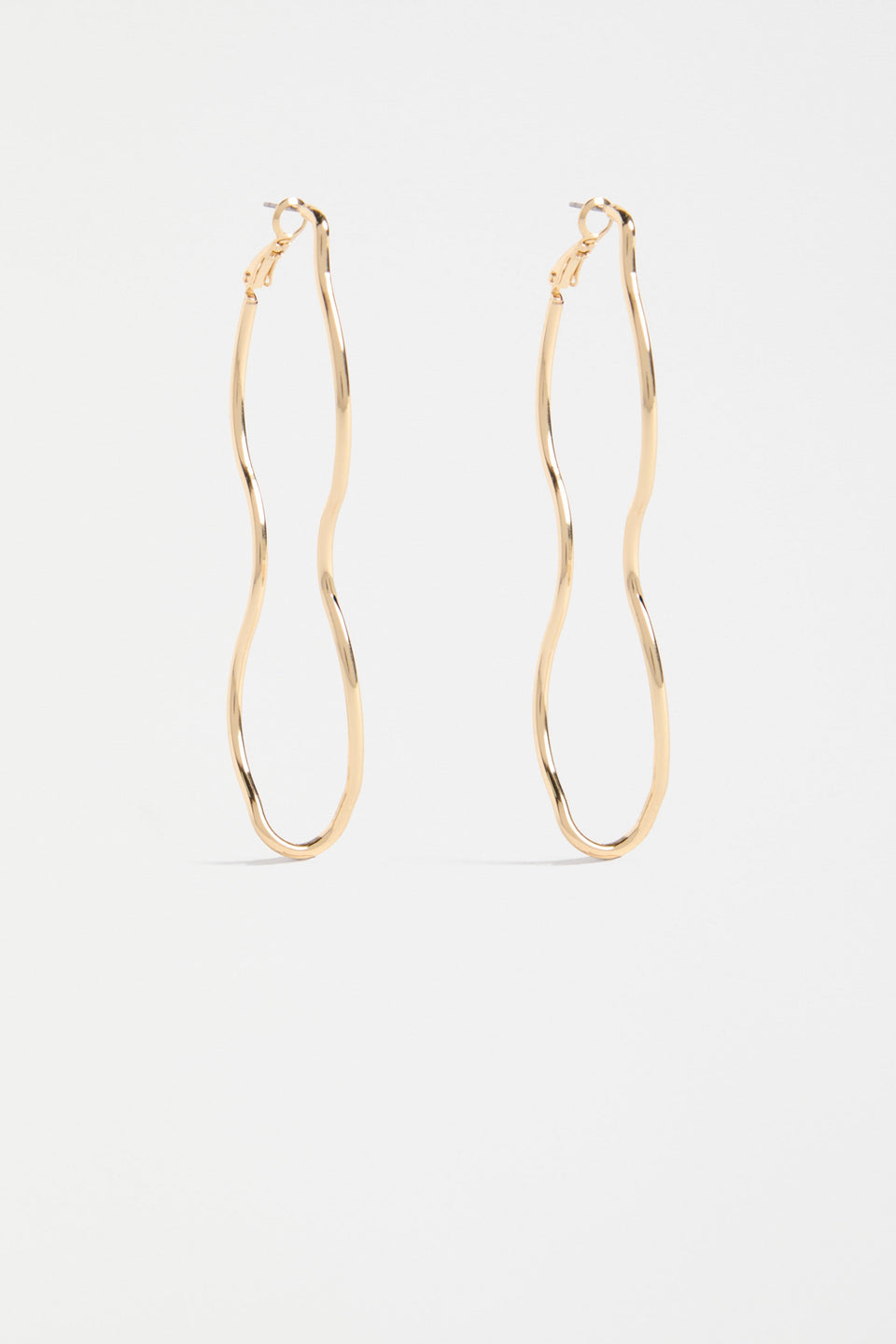 The Svel Long Hoop Earring features a dramatically elongated curved design in fine, lightweight metal for a bold yet refined statement | GOLD