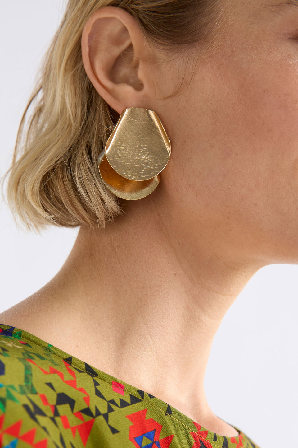 The Villt Earring features two overlapping petal-like forms crafted from fine, shiny metal for a lightweight sculptural statement ELK | GOLD