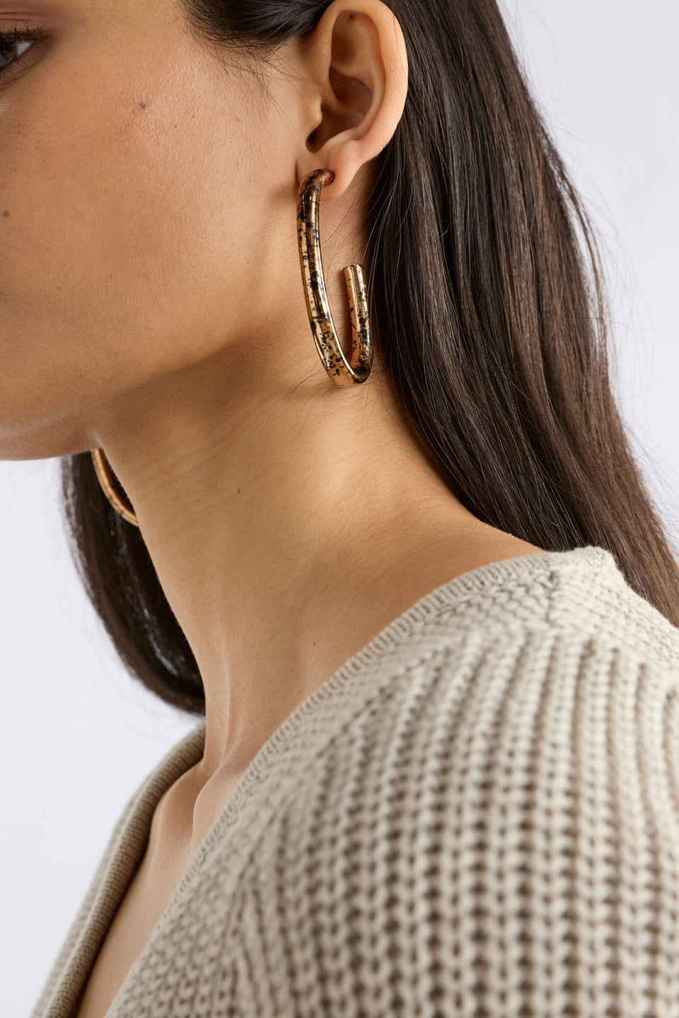 The Oban Large Hoop Earring features a bold open oval shape model | ARTICHOKE