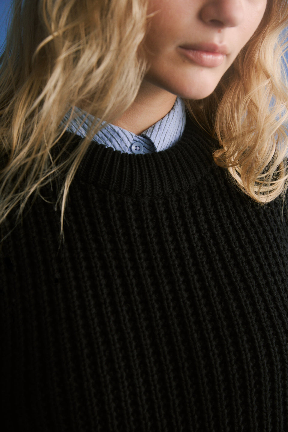 Arp Vest Campaign Front detail Model | BLACK