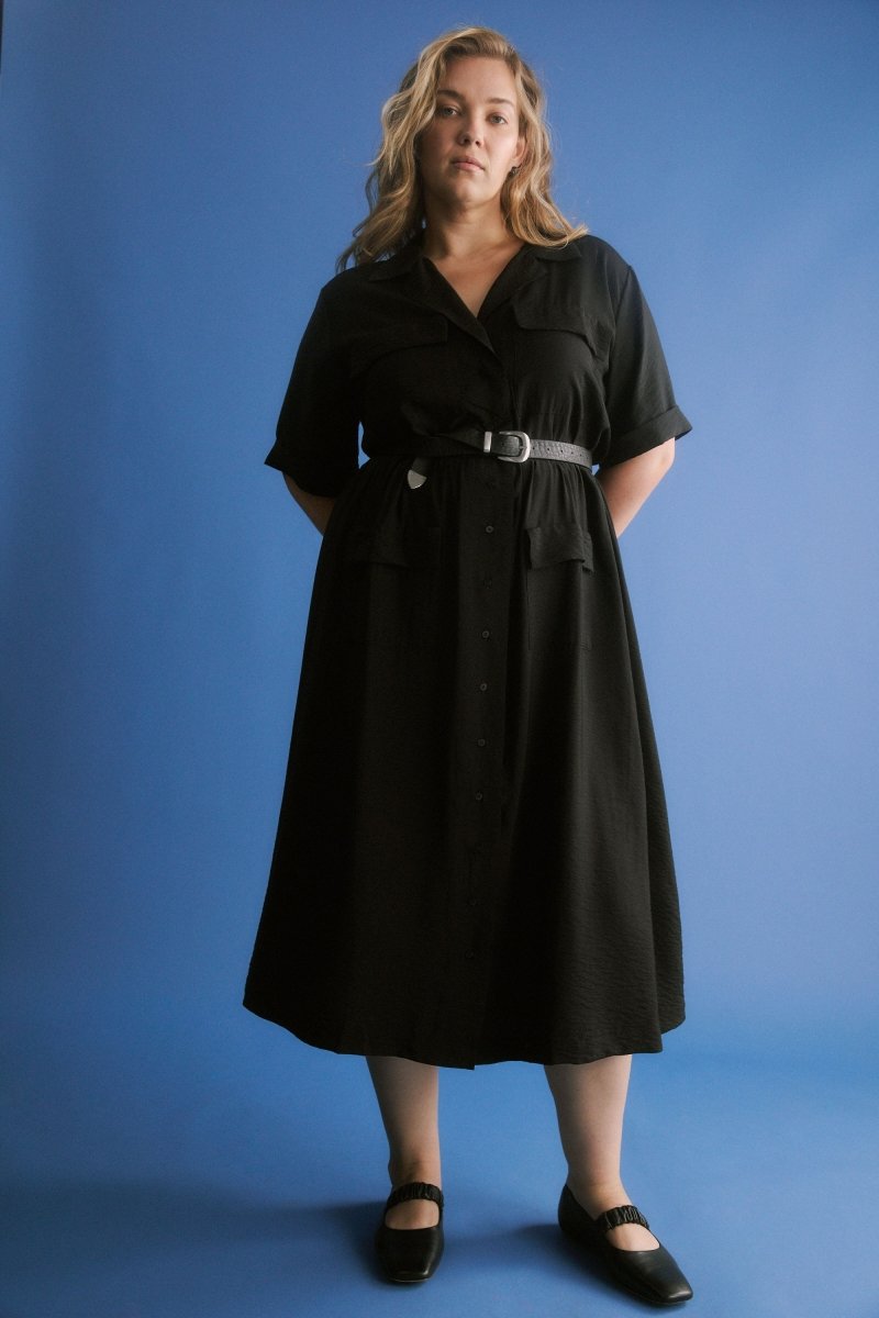Eine Textured Viscose Patch Pocket Short Sleeve Midi Shirt Dress Curve Model Front | BLACK
