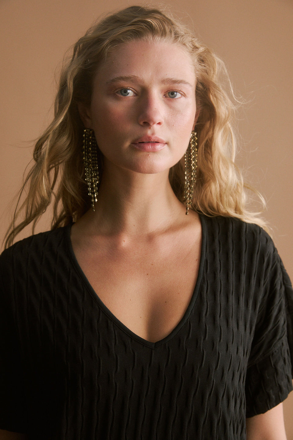 Orta Boxy Textured bubble Jersey Organic Cotton V-neck Long T-shirt Dress Campaign Model front detail | BLACK