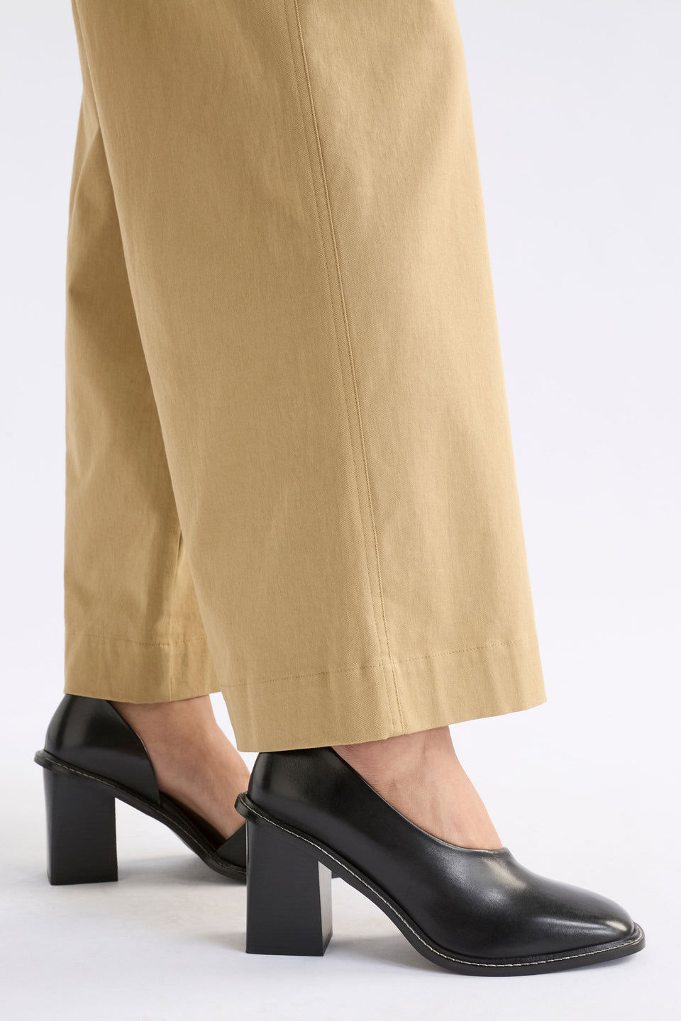 Sig Mule on model side view | BLACK