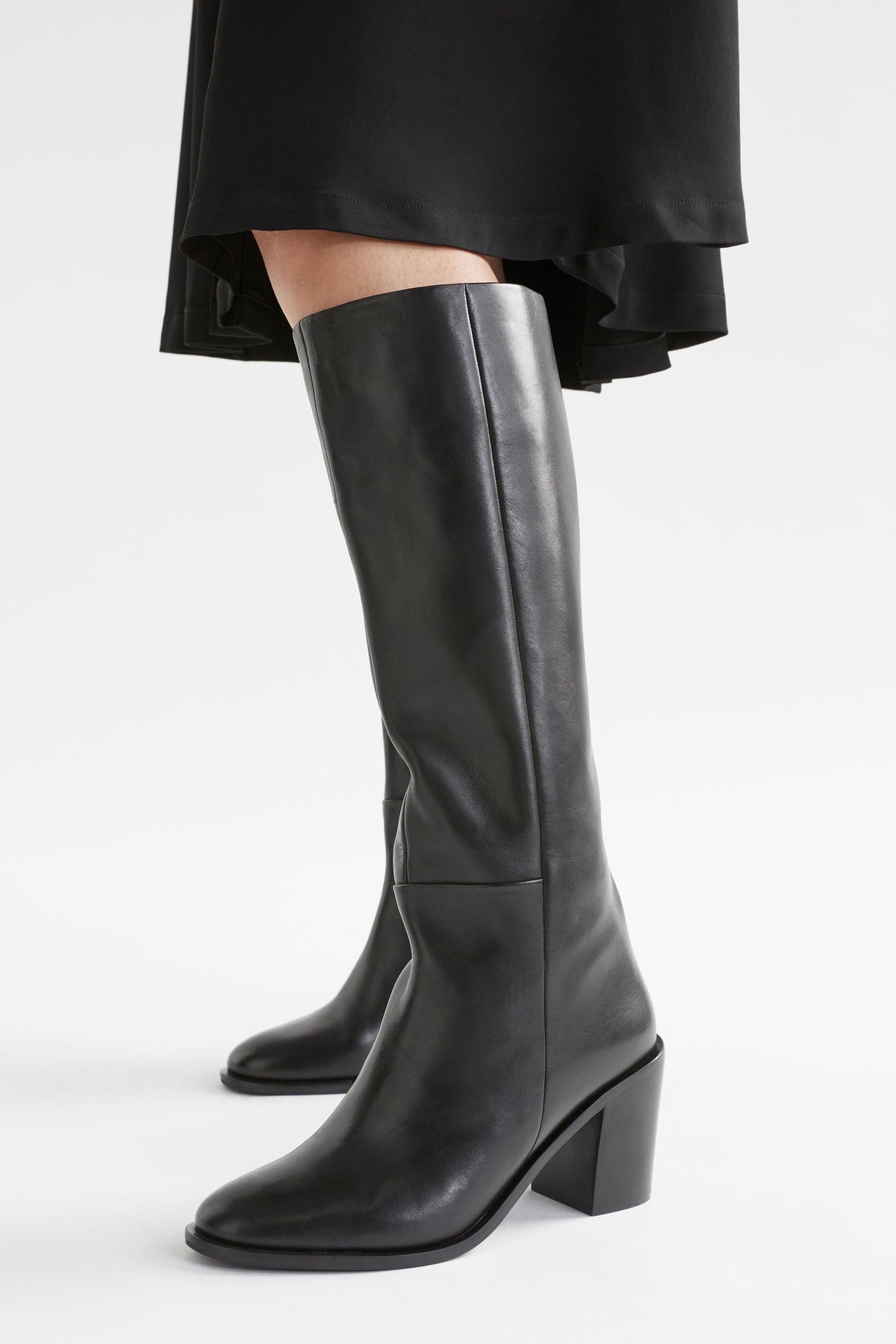 Jur Knee High Zip Up Leather Heeled Boot Model Side | BLACK