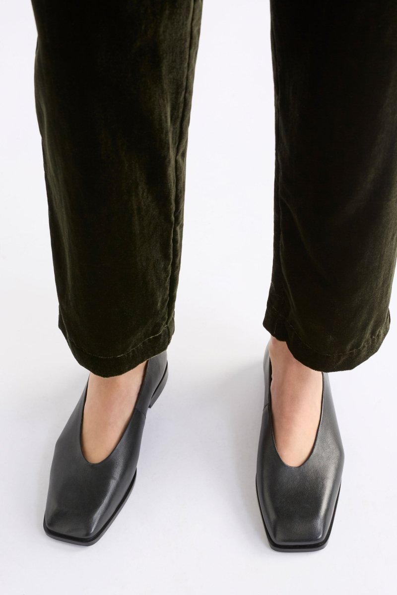 Feldde Square Toed Flat Shoe | BLACK