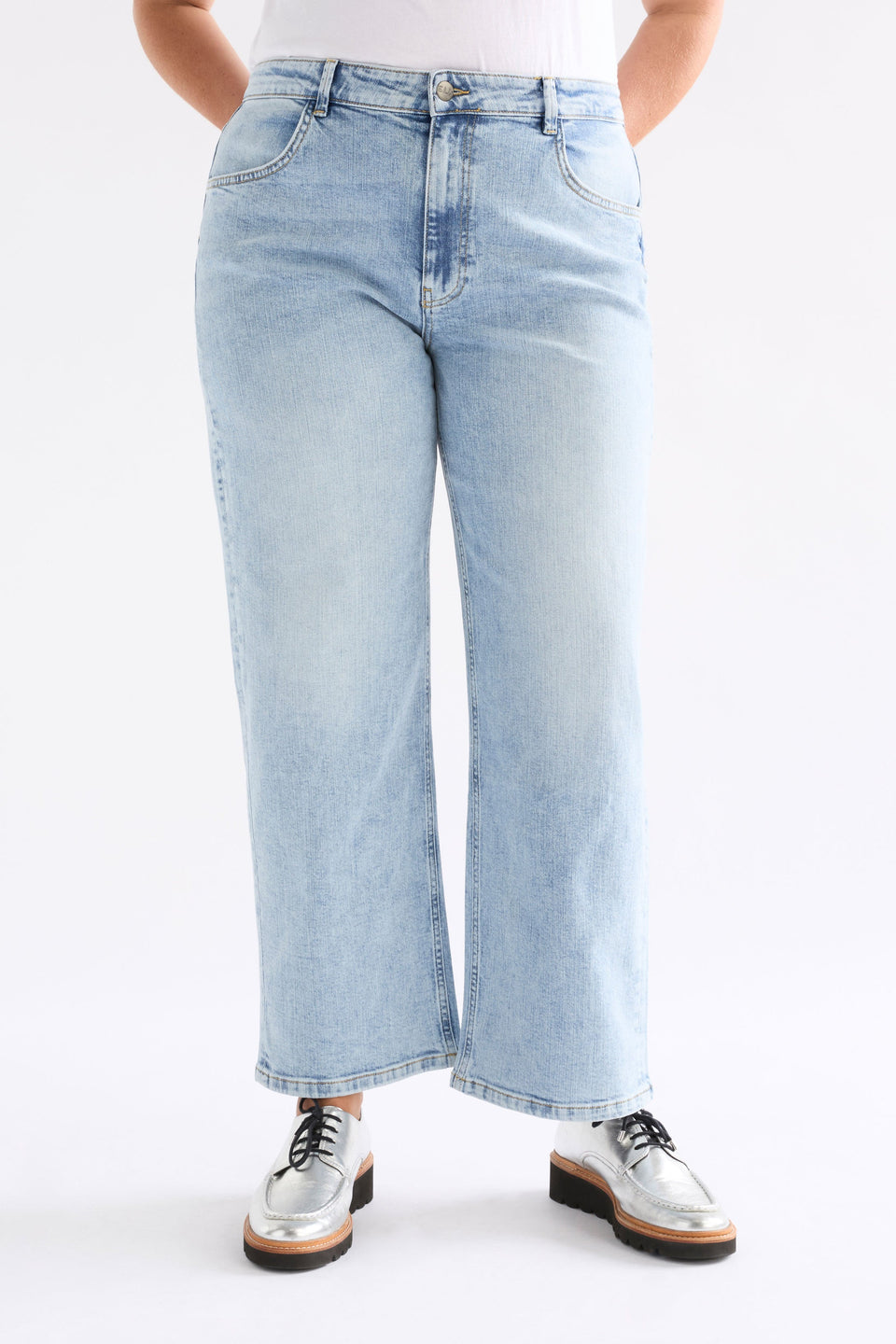 Ven Light Wash Mid Rise Regular Fit Jean Model Front Chanel | LIGHT WASH