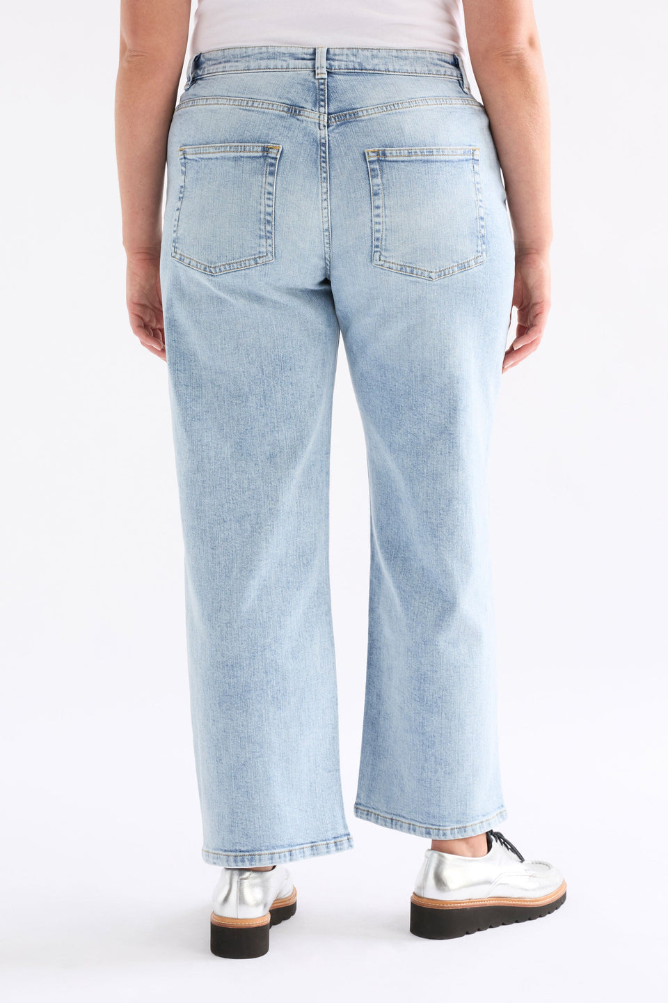 Ven Light Wash Mid Rise Regular Fit Jean Model Back Chanel | LIGHT WASH