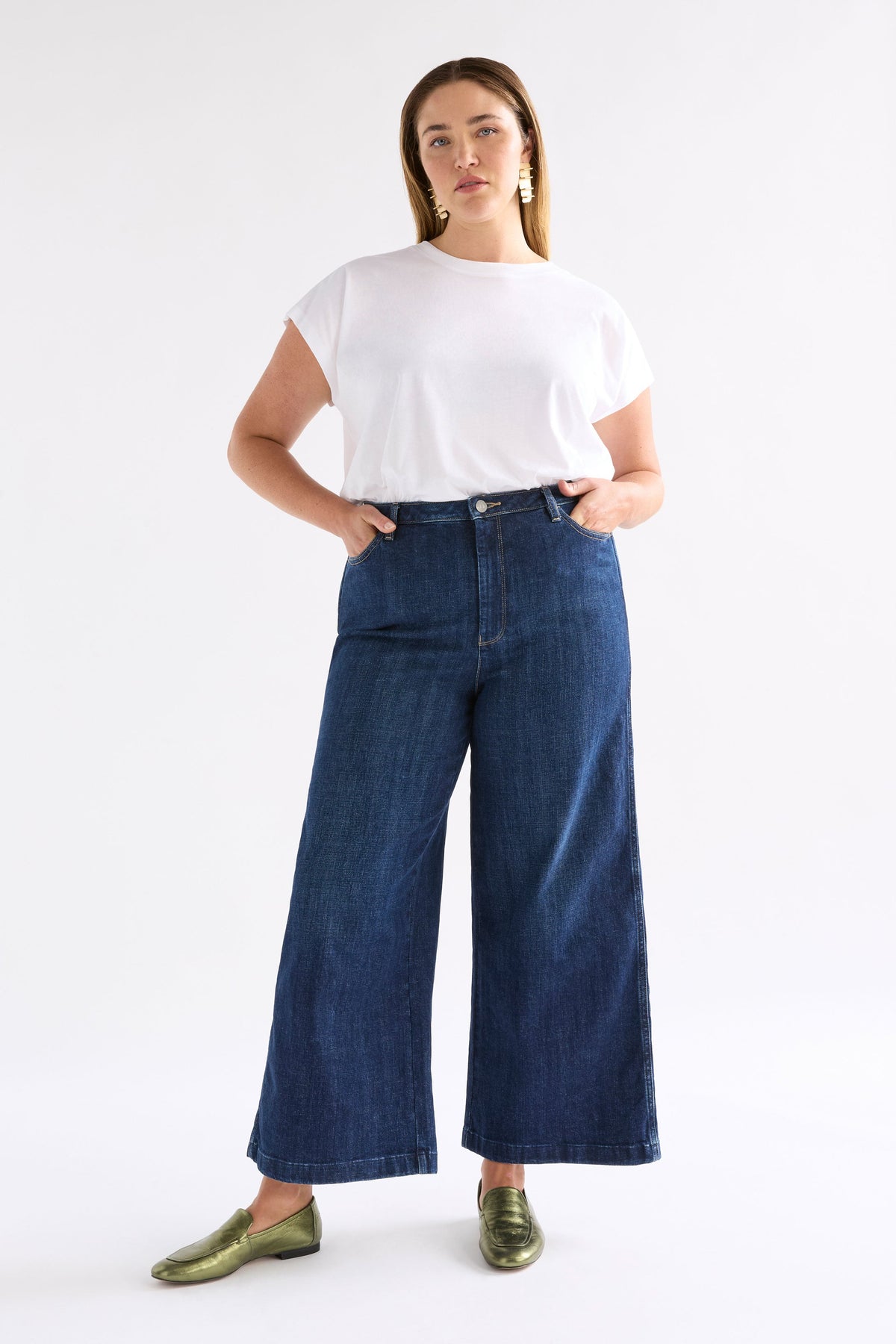 Tovi Regen Wide Leg Jean Model Chanel Front Full body | DARK BLUE RINSE