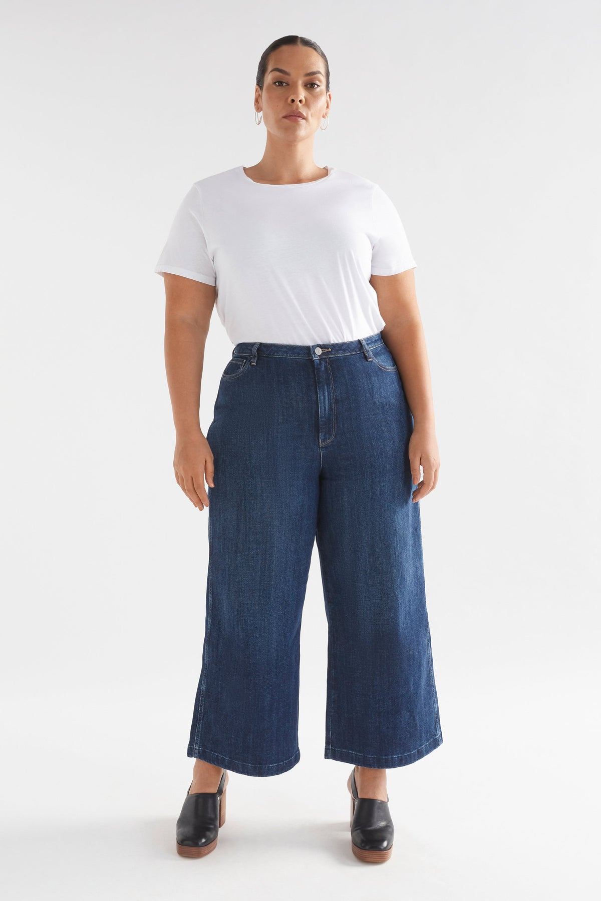 Tovi Regen Wide Leg Jean Model Front Full body CURVE | DARK BLUE RINSE