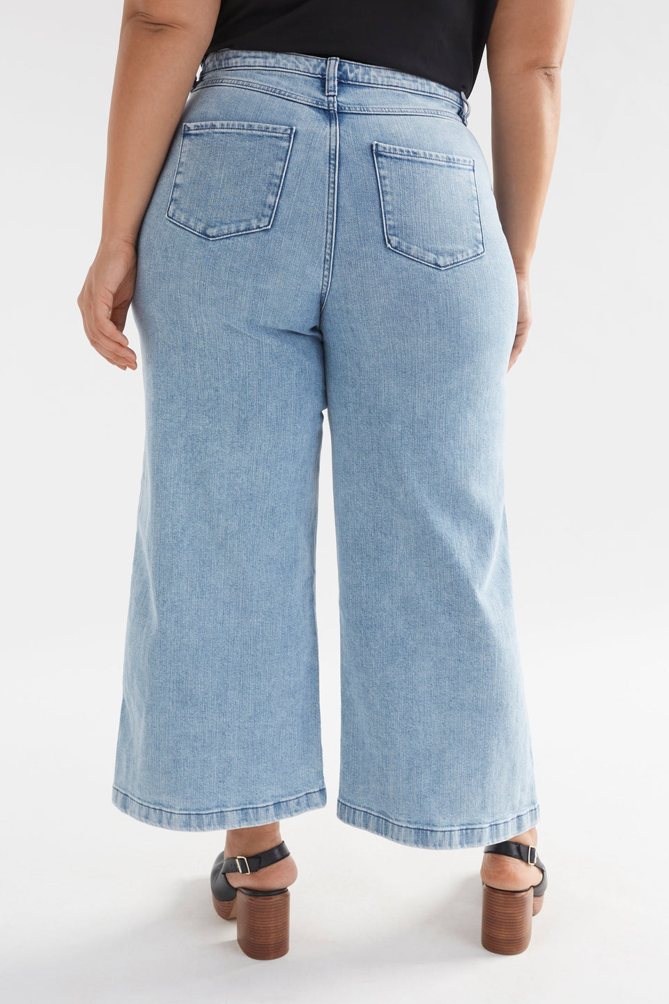Tovi Regen Wide Leg Jean Model Back CURVE | VINTAGE BLUE