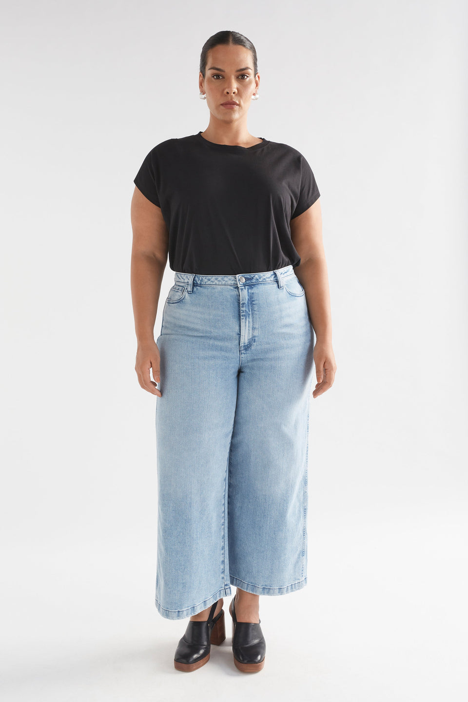 Tovi Regen Wide Leg Jean Model Front Full Body CURVE | VINTAGE BLUE