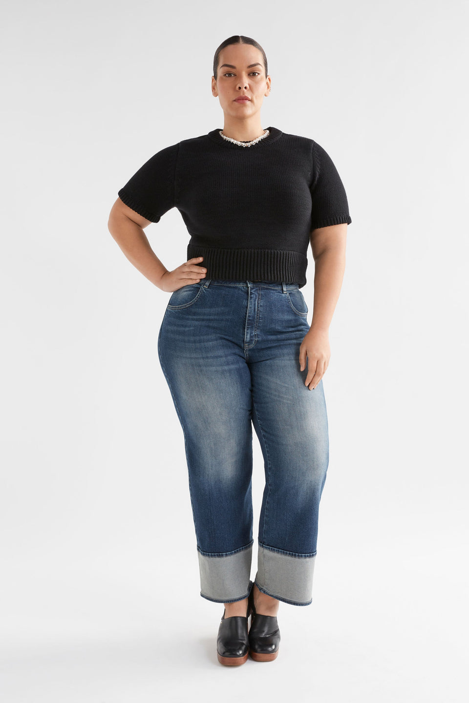 Modell Wide Straight Leg Organic Cotton Stretch Cuff Jean Curve Model Front | FADED INDIGO