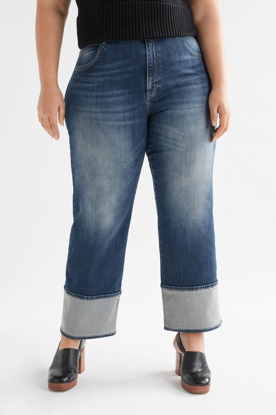 Modell Wide Straight Leg Organic Cotton Stretch Cuff Jean Curve Model Front Crop | FADED INDIGO
