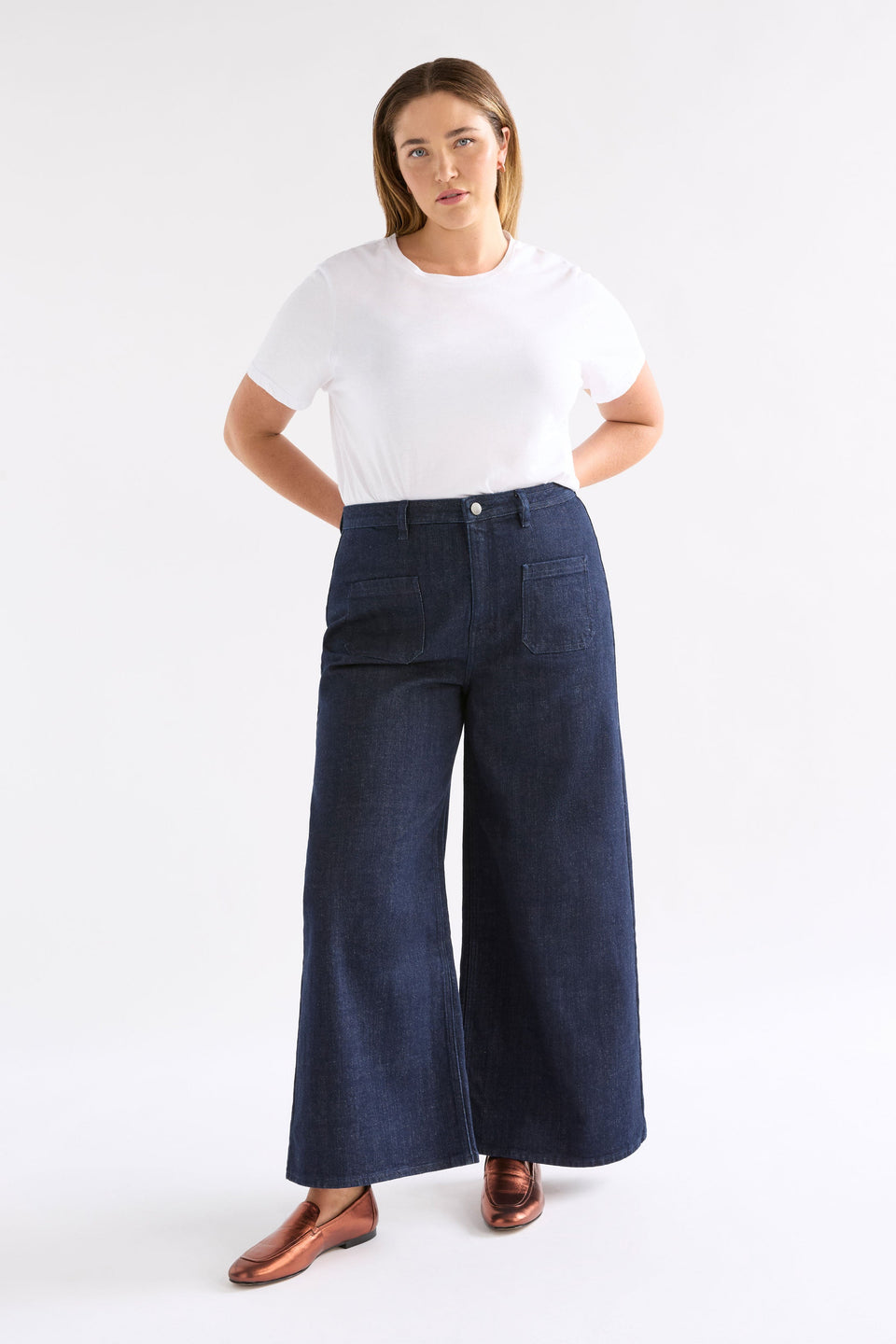 Sondern Flared Front Patch Pocket High Waisted Jean Model Chanel Front Full Body | RINSE WASH