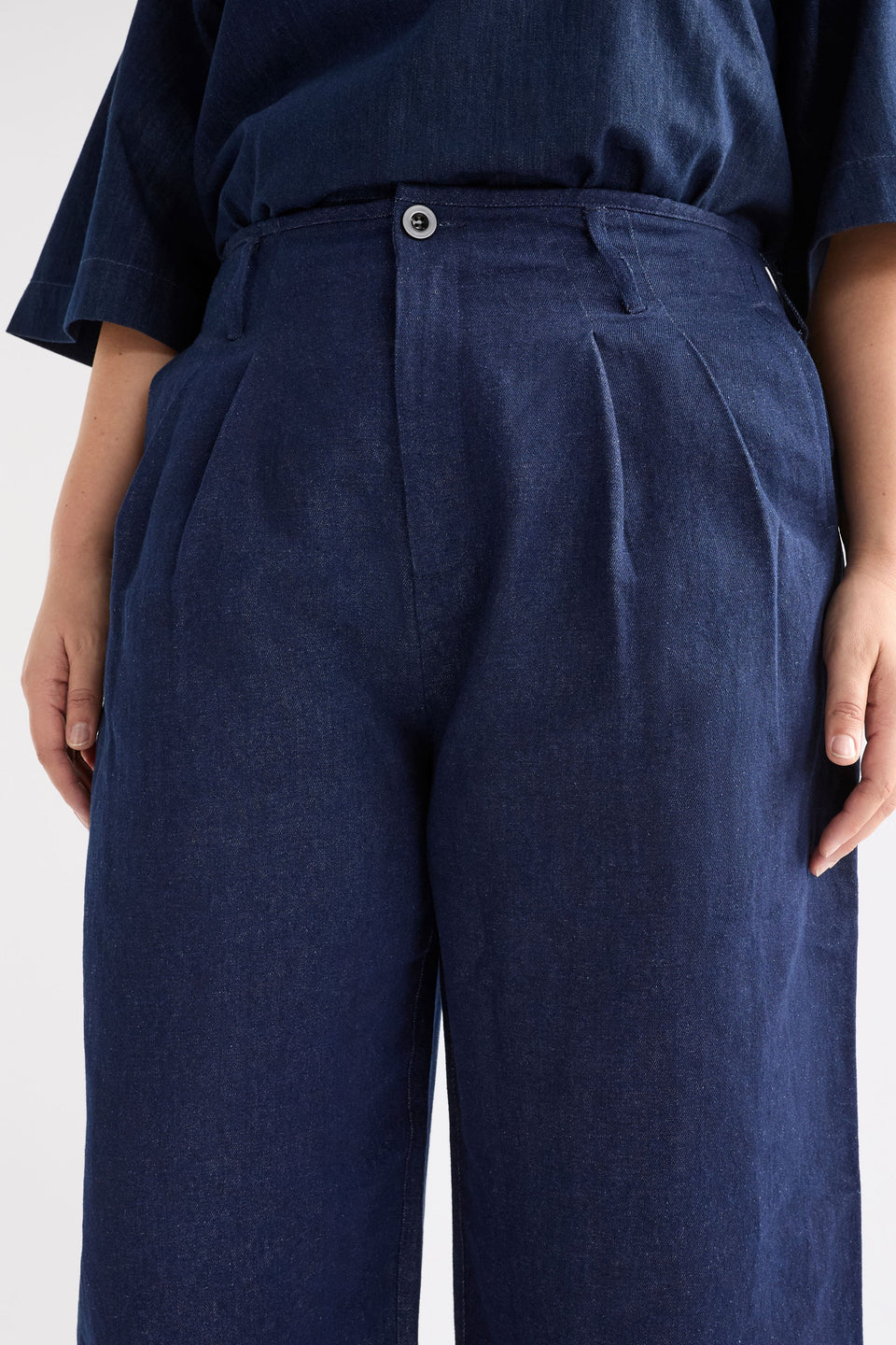 Decla Jean on Curve Model front view of waist pleats | DARK BLUE WASH