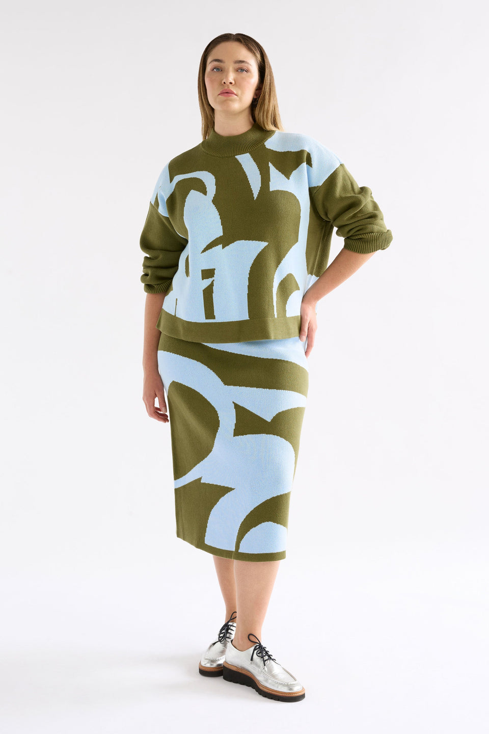 Leben Organic Cotton Pattern Knit Midi Pencil Skirt Model Chanel Front | WASHER BLUE ARTICHOKE