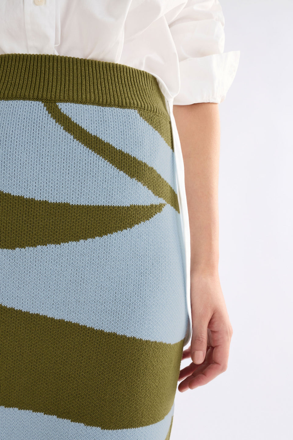 Leben Organic Cotton Pattern Knit Midi Pencil Skirt Model Front detail | WASHER BLUE ARTICHOKE
