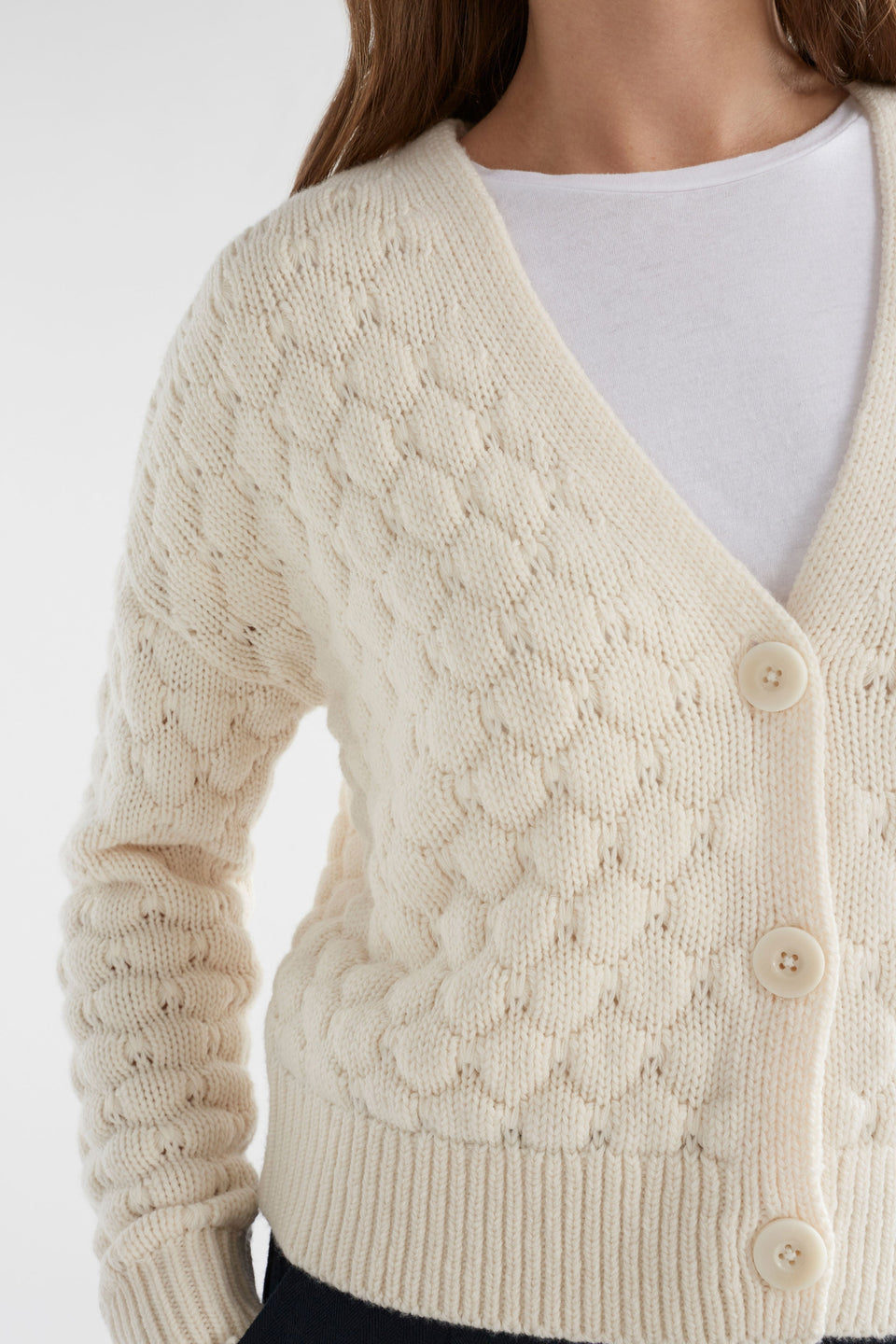 Emmer Bubble Knit V-neck Merino Cardigan Model Front detail | OATMEAL