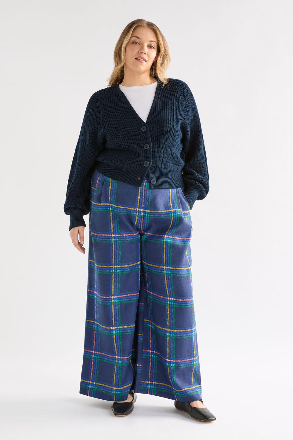 Saari Cardigan on Curve Model Full Length | BRIGHT NAVY