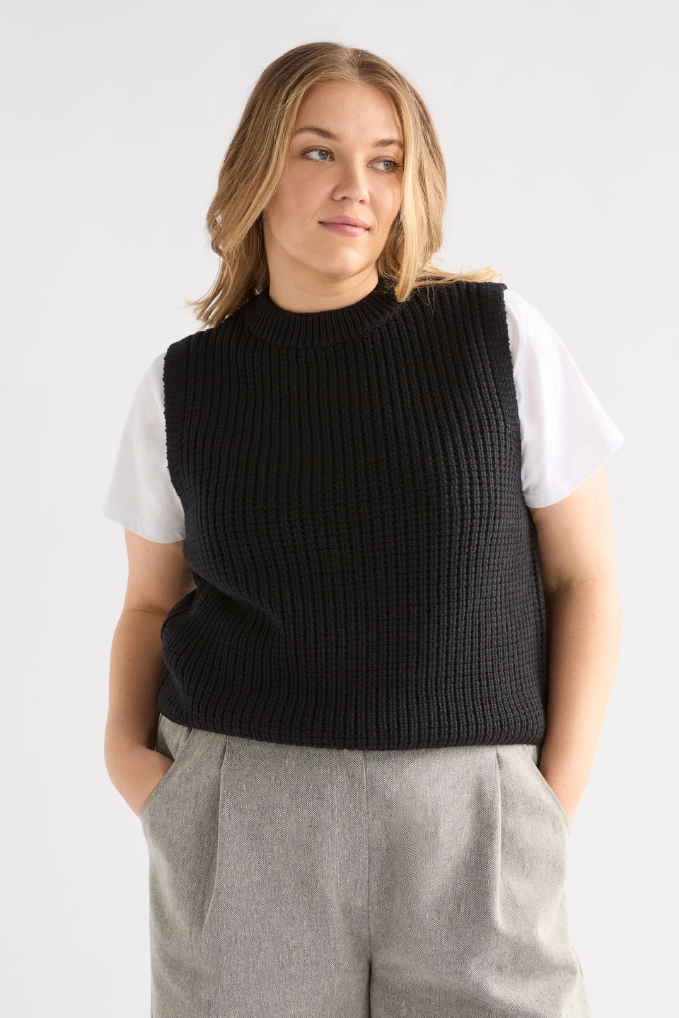 Arp Vest on Curve Model | BLACK