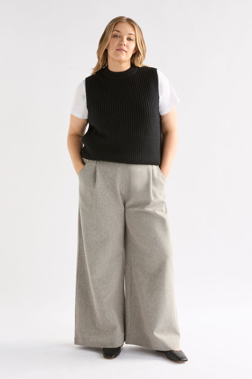 Arp Vest on Curve Model Full Length | BLACK