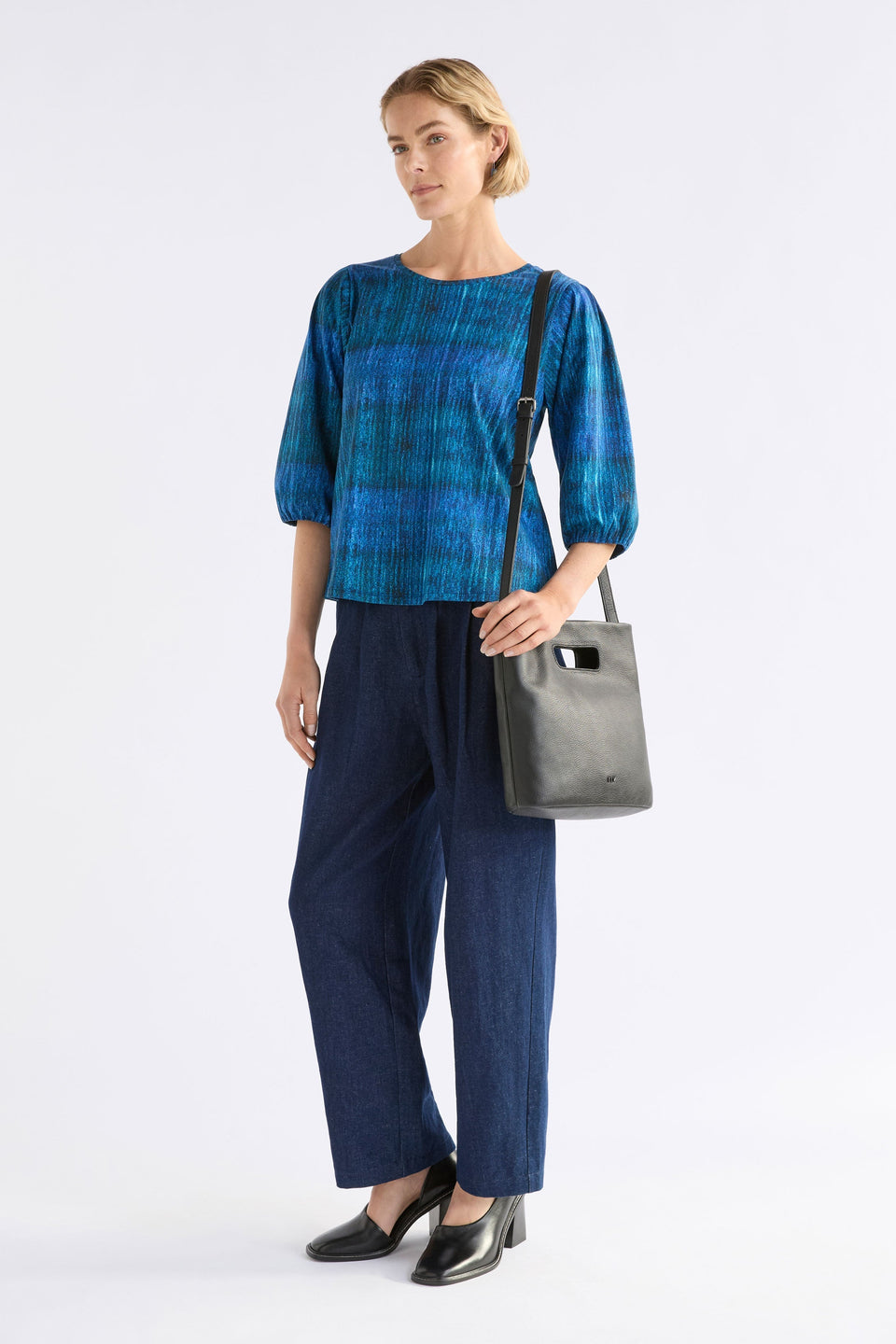 Vio Tote on model full length | BLACK