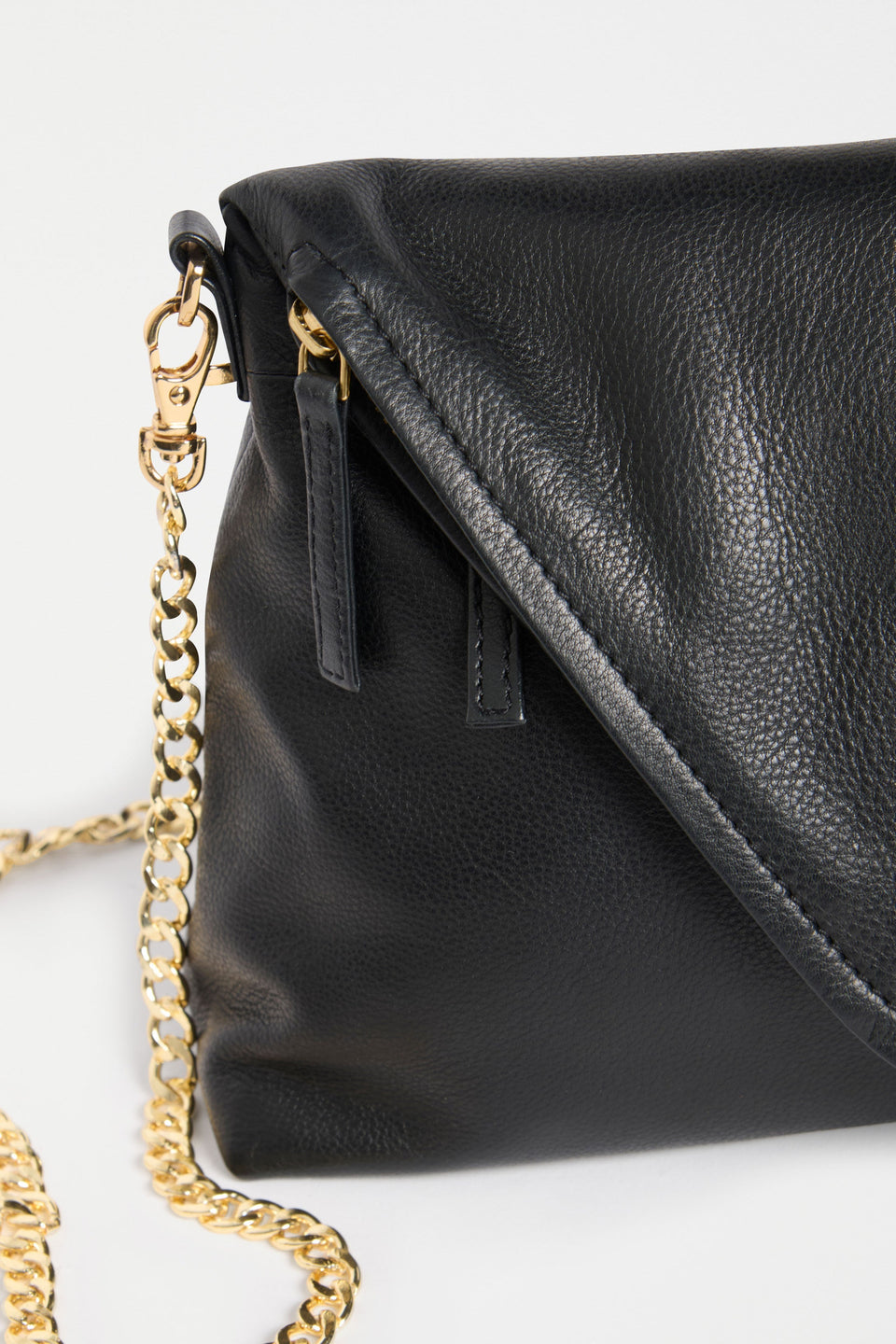 Dreii Crossbody Flat Lay Close Up with gold strap detail | BLACK