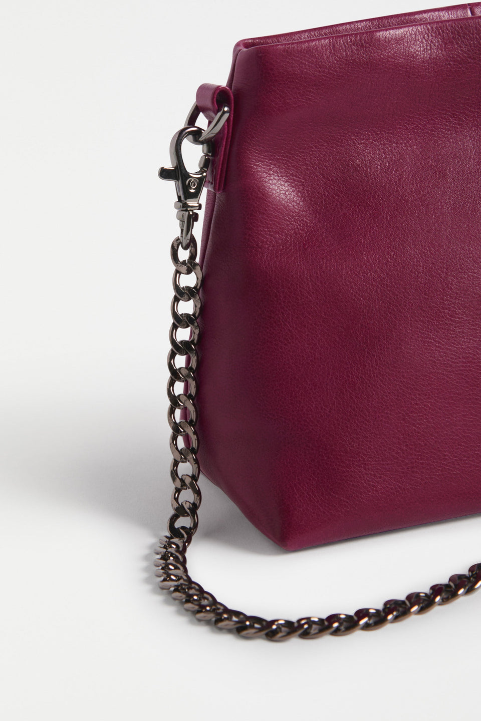 Dreii Mini Clutch Bag Flat Lay Close Up chain strap detail | MULBERRY