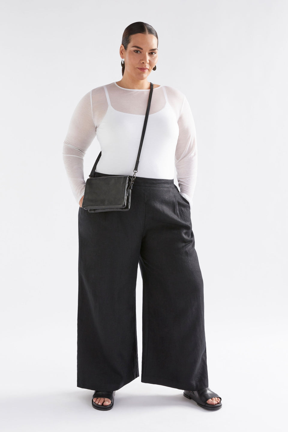 Innset Small Bag Front Full body Model | Black