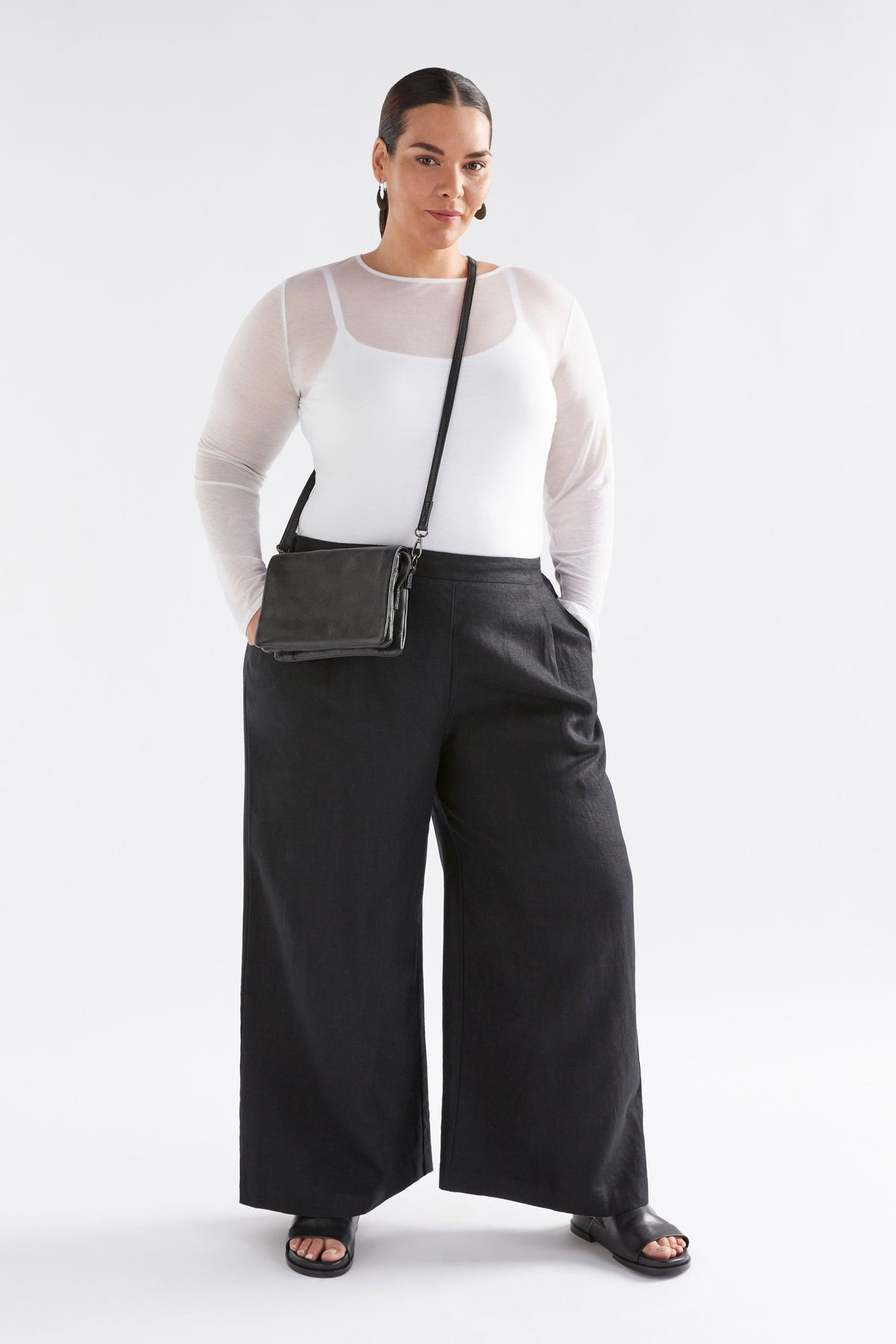 Innset Small Bag Front Model | CHOCOLATE