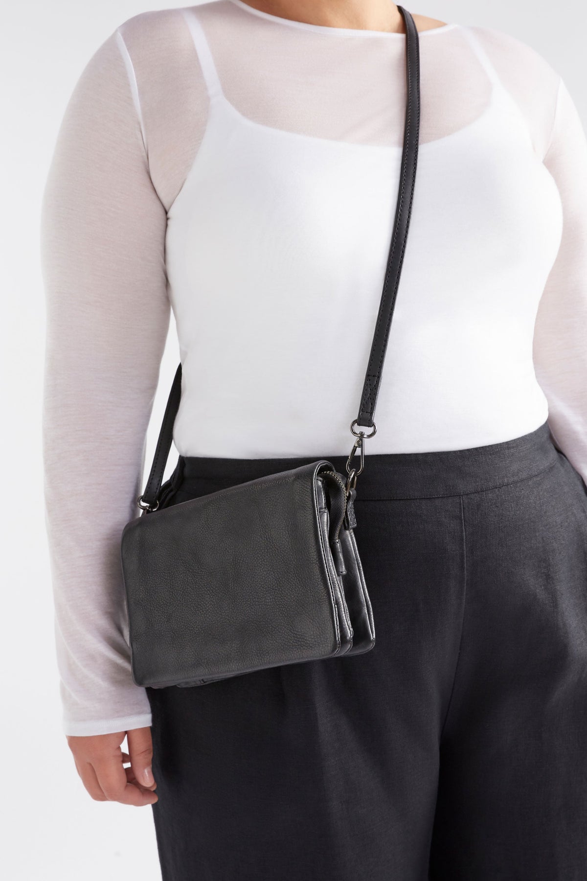 Innset Small Bag Front Model detail | Black