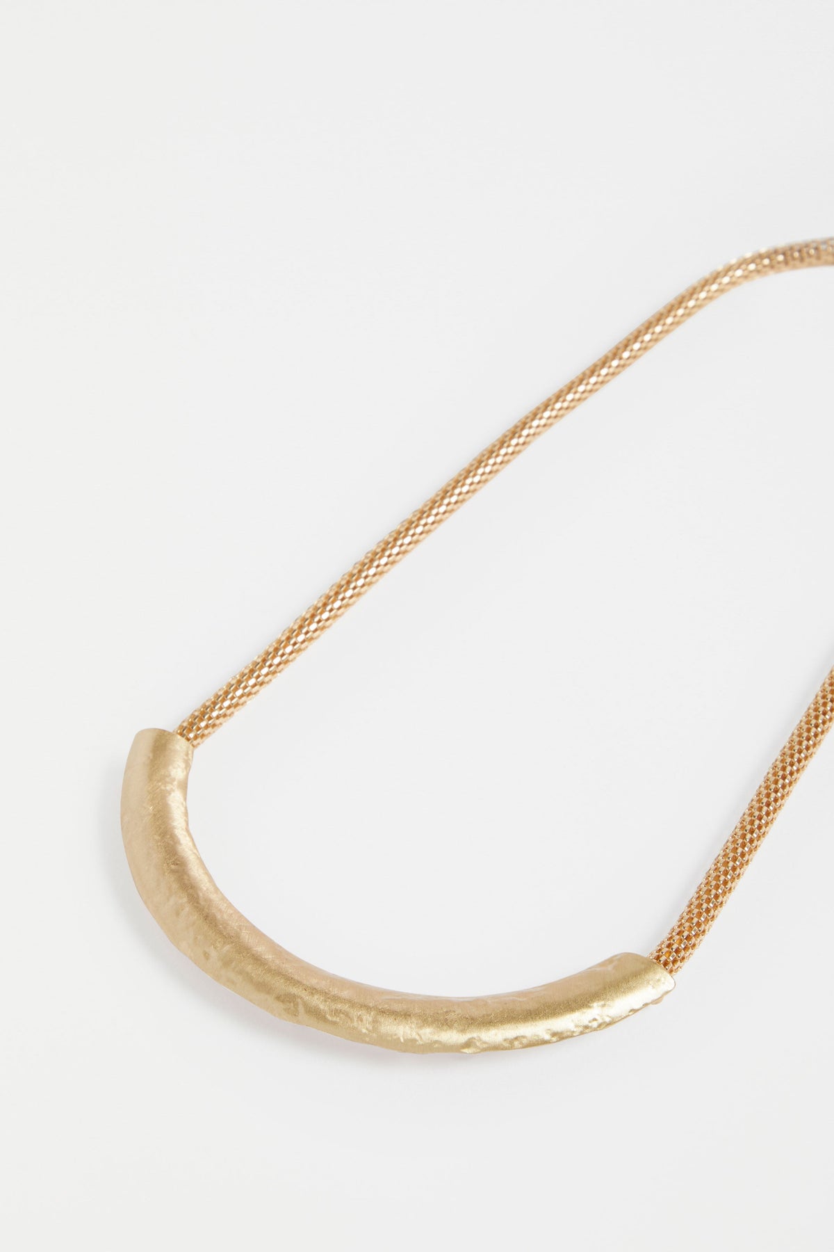 Gild Snake Chain Hammered Half Moon Pedant Metal Necklace detail | GOLD