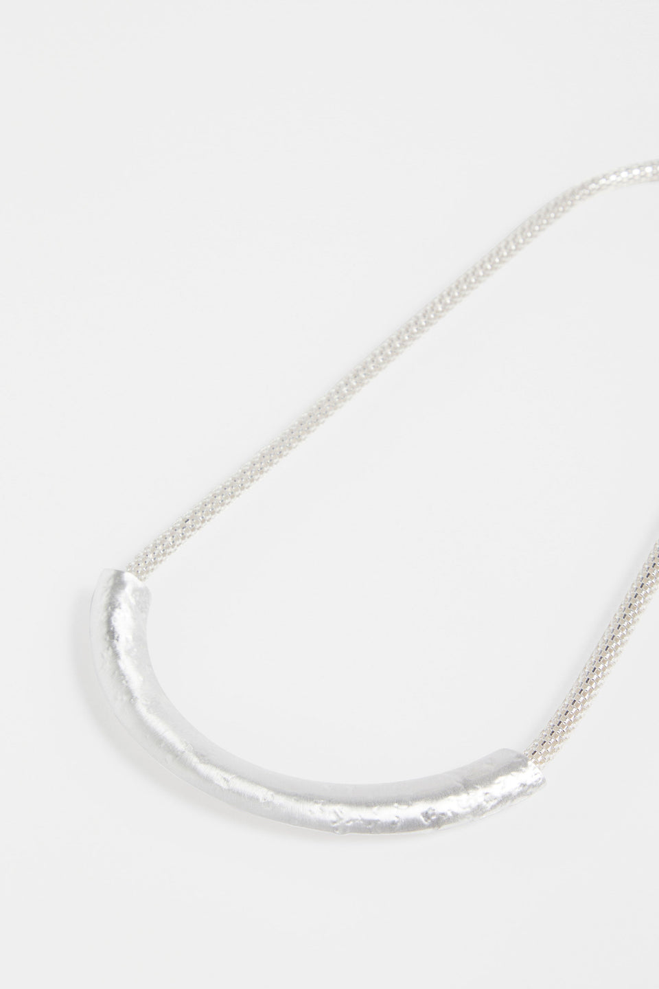 Gild Snake Chain Hammered Half Moon Pedant Metal Necklace detail | SILVER