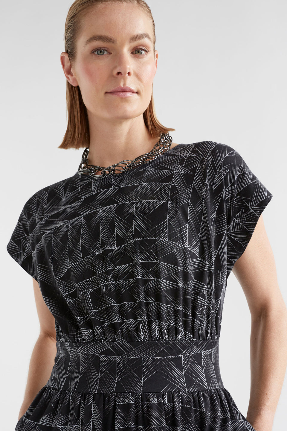 Rei Chunky Oval Chain Short Necklace Model | GUNMETAL