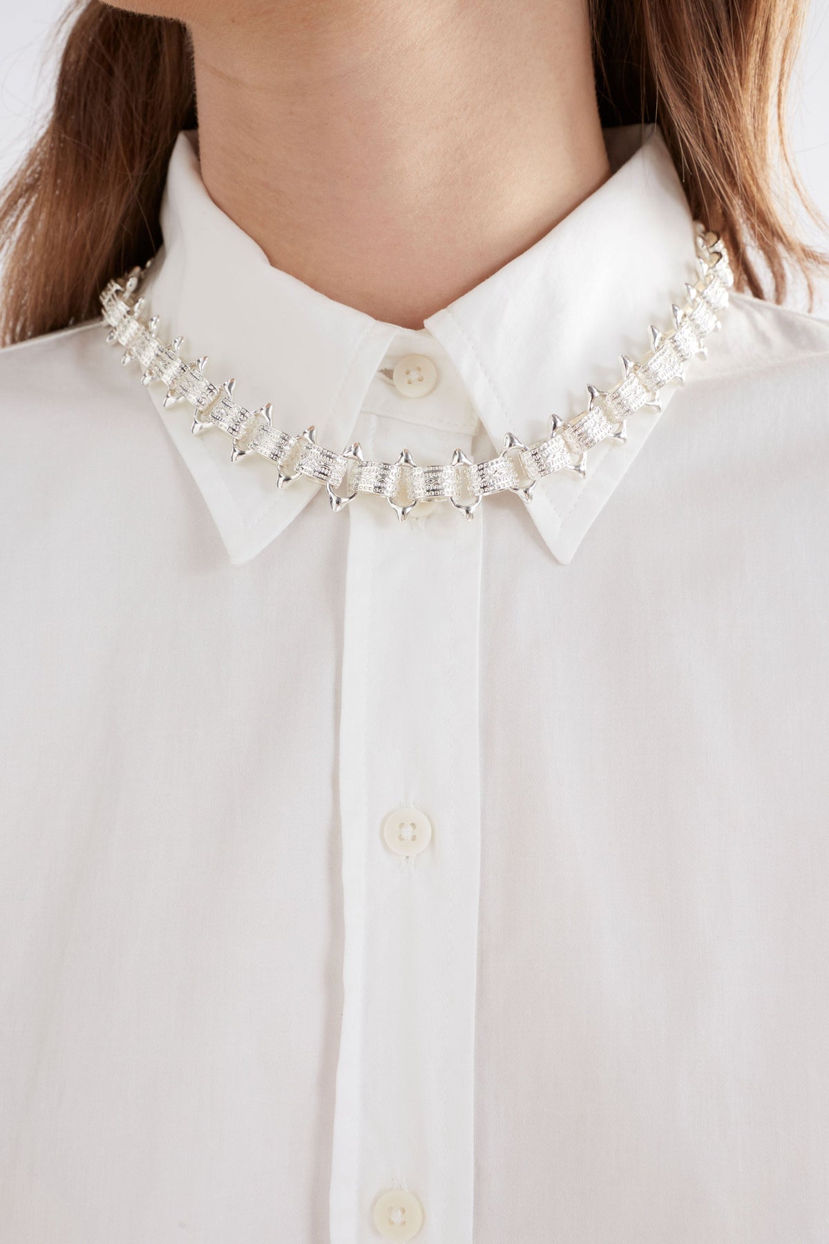 Hvass Chunky Metallic Short Necklace Model Crop| SILVER