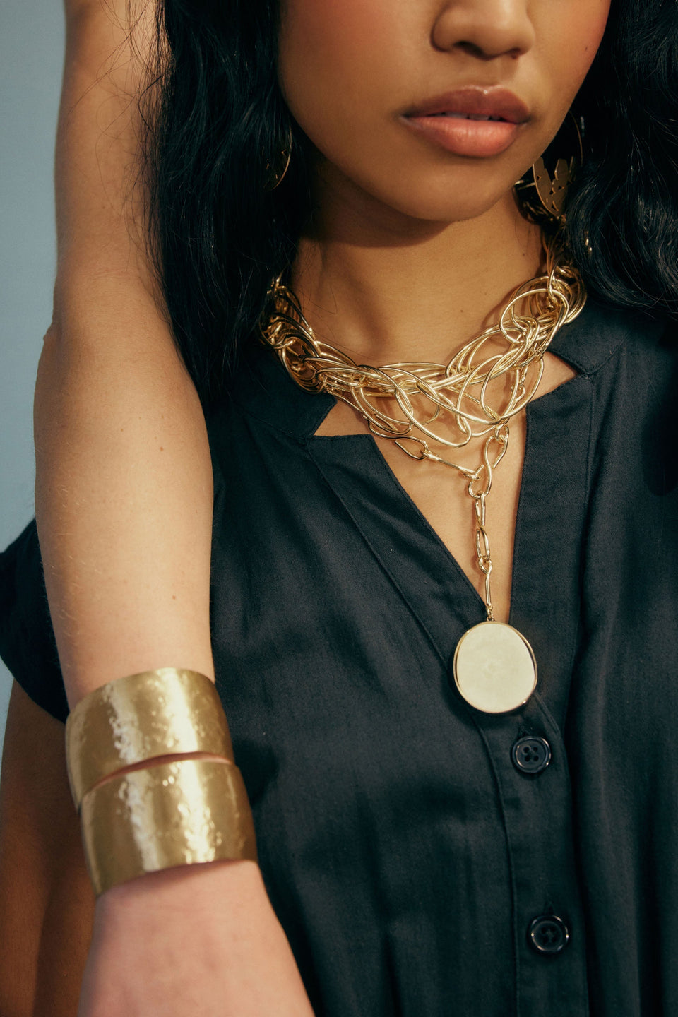 Rei Chunky Oval Chain Short Necklace Campaign | GOLD