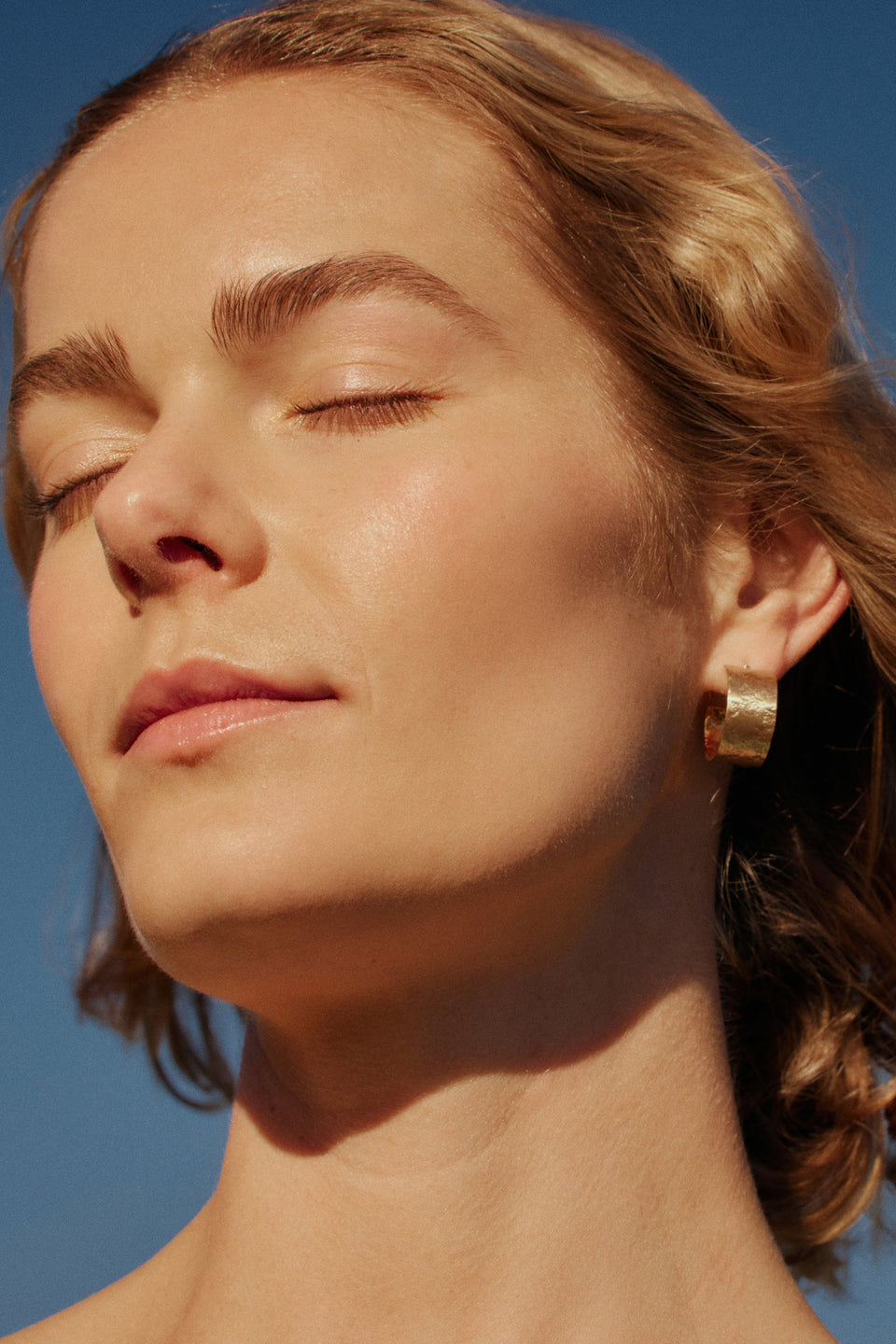 Gild Hammered Brass Hoop Earring model | GOLD