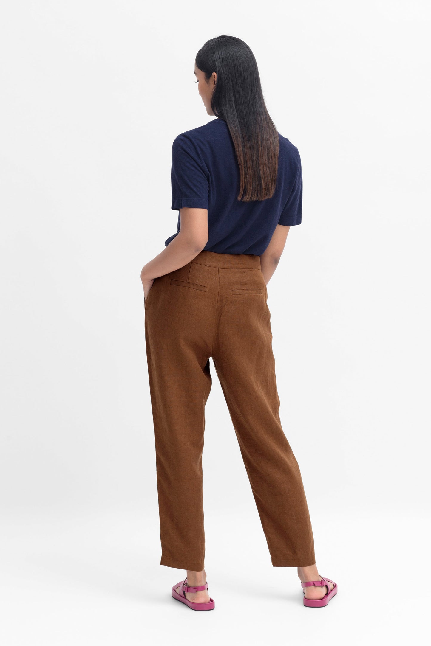 Fiene French Linen Tapered Pant Model Back | BRONZE BROWN
