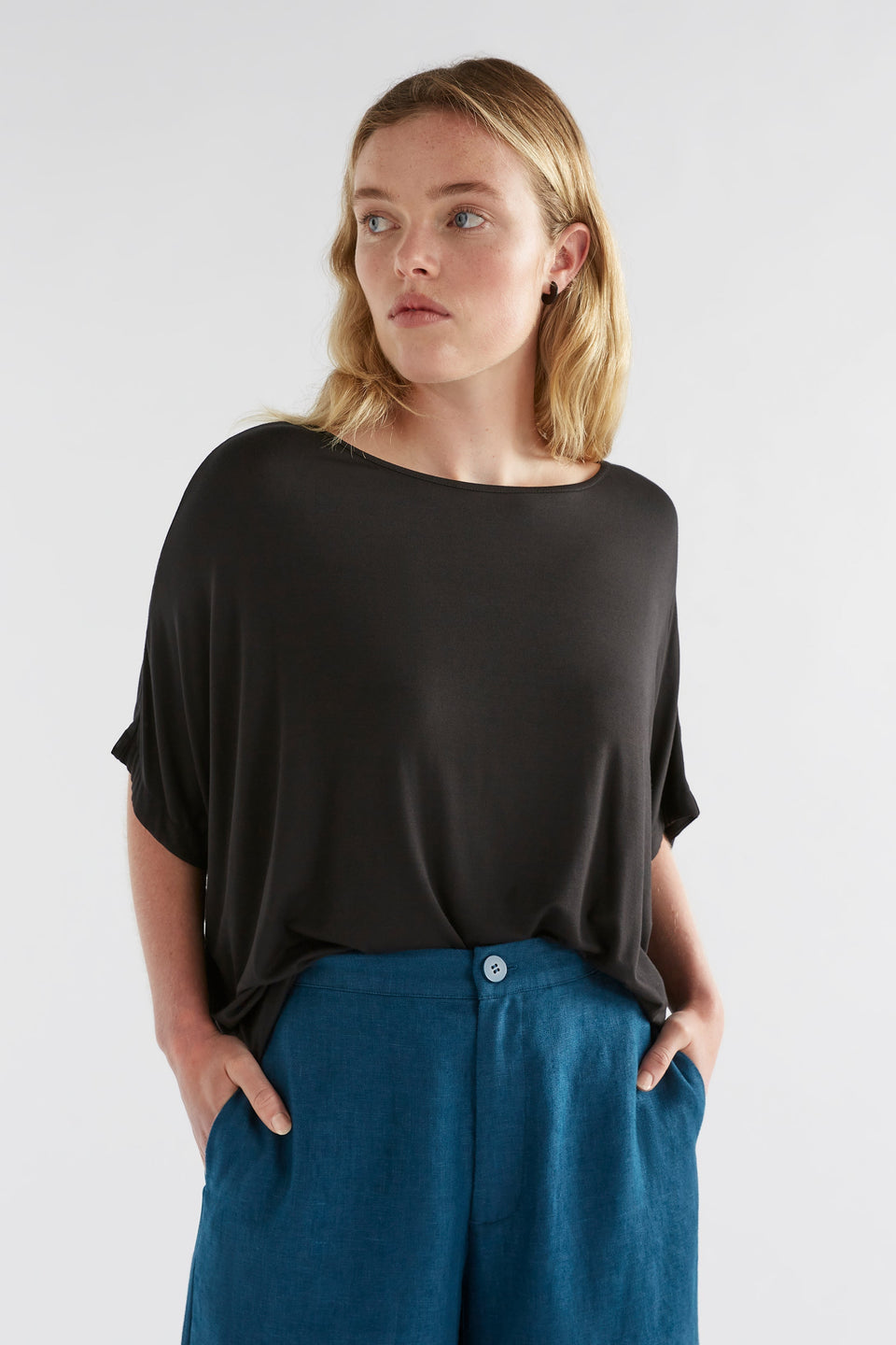 Telse Relaxed Stretch T-shirt Model Front Bella | BLACK