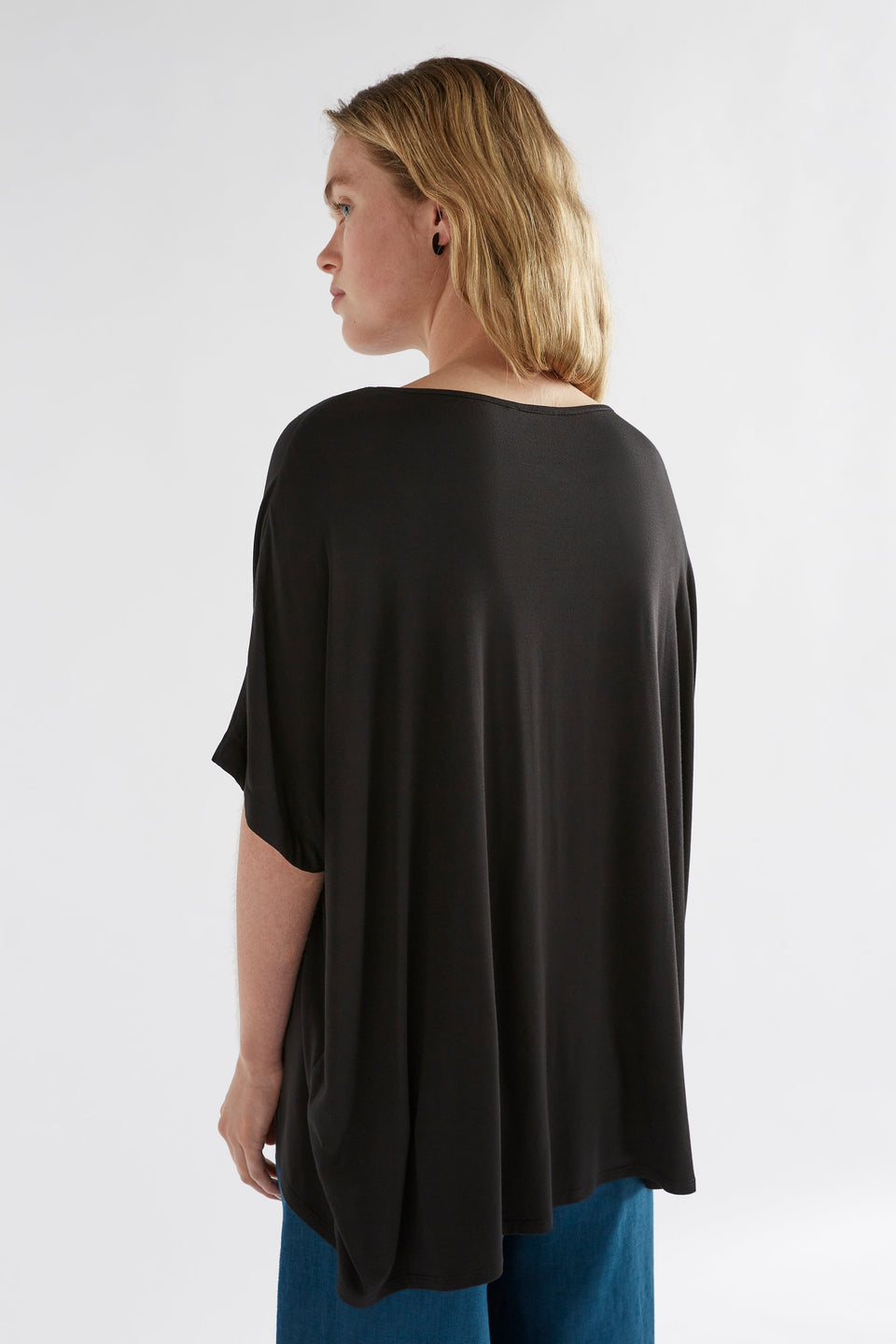 Telse Relaxed Stretch T-shirt Model Back Bella | BLACK