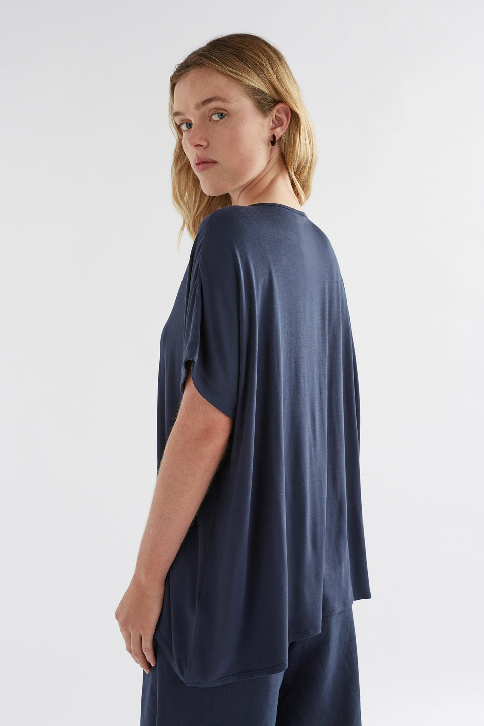 Telse Relaxed Stretch T-shirt Model Back Bella | STEEL BLUE